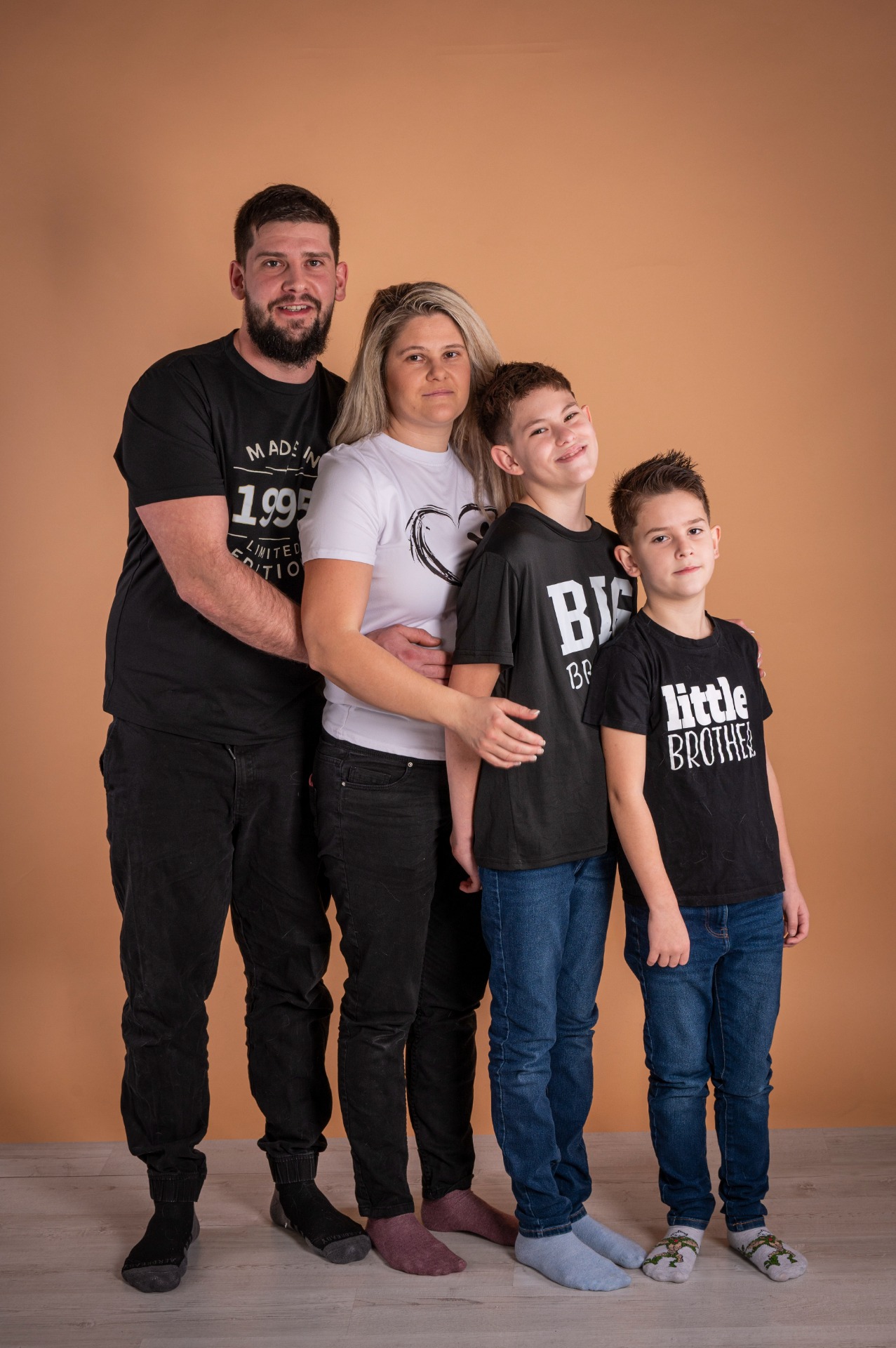 "Spolupráce s tímto fotografem byla velmi příjemná. I když je teprve na začátku své fotografické cesty, je vidět, že má cit pro detail, kompozici i práci se světlem. Během focení panovala uvolněná atmosféra, dokázal poradit s pózovaním i když naše psí slečna na to měla svůj názor 😊 Výsledné fotografie mě mile překvapily – jsou přirozené, dobře upravené." L.M.